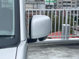 狭い駐車場でも安心。スイッチ操作だけでドアミラーの格納展開が可能。電動格納式リモコンドアミラー!