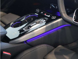 内装はシンプルに使い勝手を考え作られています。お車を運転する感覚をダイレクトに体感して頂けます。室内も広くロングドライブにも快適にお過ごしいただけます。