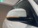 BMWのミラーは車種によって異なりますがレーンチェンジウォーニングが装備されております。詳しくは当店スタッフまでお問い合わせくださいませ。