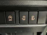 【運転席パワースライドドアスイッチ】運転席から後席のドアの開閉の操作を行うことができます。