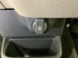 アクセサリーソケットはUSBのアダプターなどをつければ、スマホの充電にも使えます。周辺には物が置けるボックスがついています。
