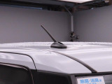 スタイリッシュなルーフアンテナを装備。ボディデザインに馴染むコンパクトな形状で、すっきりとした外観に仕上がっています。また、受信感度が良いのも特徴です。