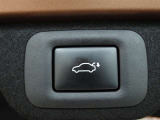 パワーバックドアを装備しています。バックドアを運転席からも開閉できます、便利ですよ。