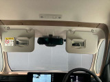 両席のサンバイザーにはバニティーミラーも付いています。身だしなみチェックには欠かせません。