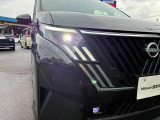 ヘッドライトは対向車などを照らす部位のみロービームに切り替えるアダプティブヘッドライトです。夜間の運転の安全性がたかまり、あんしんです。