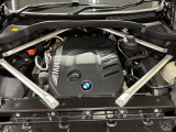 【BMWエンジン】革新的なガソリン・エンジン・テクノロジーによる高性能かつ高効率。レスポンスの良いパワーを発揮。常にスムーズな吸気を実現しアクセル開度にダイレクトに反応しドライビングを楽しく演出。