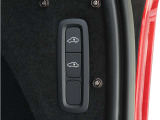 オートレベライザーは走行中に車両のサスペンションと衝撃吸収特性を自動的に制御して、快適性と機能性を最適な状態に保ちます。荷積みや乗り降りをしやすくするために、手動で車高を調節することもできます。