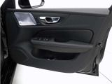 運転席ドアの全景です。キャビンを彩るすべてのものに、機能を形にした美しさが備わっています。