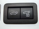 パワーバックドアを装備しています。バックドアを運転席からも開閉できます、便利ですよ。