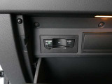 ETCユニットがグローブBOX内に収まっています。