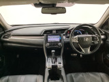 車内は光触媒抗菌消臭施工済です。インパネ周りはスタイリッシュなデザインで機能や装備も充実しています。グローブボックスやカップホルダーのほかにトレーなどたくさんの収納スペースが付いています。
