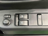 運転席側にはリモコンドアミラースイッチ。前席にはパワーウィンドー装備。運転席は挟み込み防止機能付き。