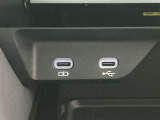 こちらのクルマはUSB接続コネクタも装備されています♪スマホの充電などにお使い下さい。ご旅行中での充電切れも、これなら心配いりませんね!