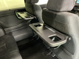 前席背面には格納式のテーブルも装備。食事やスマホ・タブレットでの動画視聴など様々な用途で活躍します。サイドにはちょっとした荷物がかけれる便利なコンビニフック付きです。