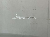 カラーヘッドアップディスプレイ付き。少ない視線移動で情報を確認できるので、運転の疲労軽減に繋がりますよ♪