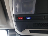 専用ボタンでコールセンターへ接続。状況に応じて緊急車両の要請やロードサービスの取次ぎを行います。重大事故の際は自動的にコールセンターにつながり、緊急車両やドクターヘリを要請します。(要申込)