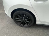 タイヤ残り溝が1.6mmになる目安として「スリップサイン」が設けられています。この車は7割程度残っていますので、まだまだ安心してお乗りいただけます!