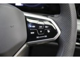 【ステアリング右側】メーター内のメニュー操作のスイッチ類です。パドルシフトは、ステアリングを握りながらシフトチェンジができます。