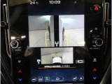 左右のサイドカメラ映像を同時に表示し、車両周囲の死角をしっかりカバー。狭い道や駐車時の接触リスクを減らし、安心して操作できる視界を確保します。
