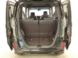 開口部も広く荷物の積み下ろしもしやすいお車となっております。シートの背もたれは5:5の割合で背もたれを可倒でき、前後のシートスライドもできるので荷室をひろげることができます。