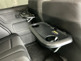 前席背面には格納式のテーブルも装備。食事やスマホ・タブレットでの動画視聴など様々な用途で活躍します。