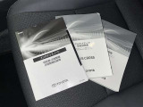 メンテナンスノート、取扱説明書です。 その車の整備記録が事細やかに記録されています。 車が生まれてから今までどのような道を歩んできたのか判るとても重要な物ですよ。