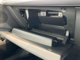 こちらに車検証等の書類を収納することができます。