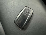 スマートキーをポケットやバッグに携帯していれば、キーを取り出すことなくドアハンドルを握り解錠、ドアハンドルのセンサーに触れるだけで施錠できます。