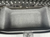 リヤ荷室には、二段(床下)収納もあります。