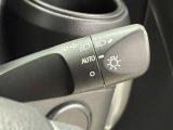 コンライト(オートライト)機能付き。周囲の明るさを感知して、ヘッドライトを自動でON・OFFするので、ヘッドライトの点灯忘れや消し忘れを防止できます。