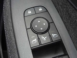 【電動格納ドアミラー】狭い駐車場で便利な電動格納ドアミラーが付いています。