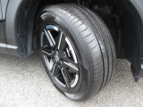 タイヤは Hankook 2024年製がついています。足元を精悍に引き締めるホンダ純正16インチアルミホイール、おしゃれは足元から、カッコイイですね!