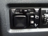 【電動格納ドアミラー】狭い駐車場で便利な電動格納ドアミラーが付いています。