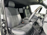 高いホールド性で運転姿勢が安定します。長距離ドライブでも疲れにくいのが魅力です。快適なドライビングライフをお送りください♪