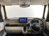 運転席は、大きな座面と包み込むような背もたれがドライバーの身体全体をしっかり支えます。上質なシート素材と座り心地のよいクッションを採用し、長時間の運転やコーナーの多い道も快適です