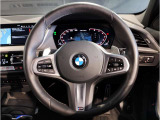 【ハンドル】ドライバーとBMW車の一体感がダイレクトに伝わるステアリングホイール。形状・太さへの拘りに加えて、操作性を高める為にスイッチ類も配置。クイックかつ安定のドライビングを体感下さい!