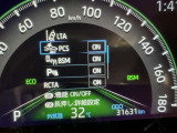 隣車線を走る車両をレーダーで検知し、ドアミラーでは確認しにくい後側方エリアに存在する車両に加え、急接近してくる車両も検知します。車両を検知するとドアミラーに搭載されたLEDインジケーターが点灯します。