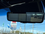 【 デジタルインナーミラー 】車両後方カメラの映像をミラーに映すことが出来ます! そのため、後席に人や荷物があって後方が見えづらい場合でもしっかり視界を確保することが出来ます!//
