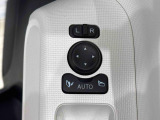 キーフリー連動で施錠時に格納します。降車の直前まで後方確認ができ、閉じ忘れも防げます。