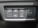 運転席側に一部の安全装備のオンオフや360度カメラの起動、トランクの開閉ができます。