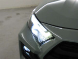 精悍な目つきのLEDヘッドランプを装備しております。