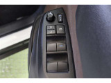 全ての窓が運転席から操作できます。今やほぼ当たり前ですが、無いと不便なアイテムですよね。ドアの施錠・解錠と連動してドアミラーが格納・復帰するオート電動格納機能も装備しています。