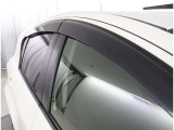 タバコを吸われる方は窓を少しだけ開けても雨が入ってこずに煙だけ社外に追い出せます。