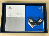 メンテナンスノート【点検整備記録簿・保証書】、取説も揃ってます。スマートキーはバッグなどにしまったままボタン操作でエンジン始動・停止やハイブリッドシステムの起動や停止ができて大変便利です