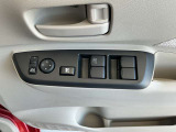挟み込み防止機構付きパワーウインドウ、空気の入れ替えや料金所などで便利なワンタッチオート付き。