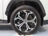 純正のアルミホイール装着車です。タイヤサイズは235/55R19です。