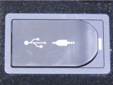 USB端子とAUX端子を装備しております。