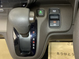 インパネシフトで操作がしやすく、前席足元も広々。乗り降りがスムーズで使い勝手の良い仕様です。