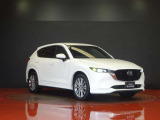 マツダCX-5のフロントマスクは、立体感のあるグリルと精悍なヘッドランプが上質な存在感を演出します。魂動デザインによる洗練された風格と力強さを兼ね備えた姿を、ぜひ店頭でお確かめください。