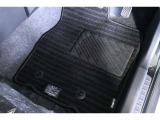 フロアマット標準装備。車内を清潔に保ちます。